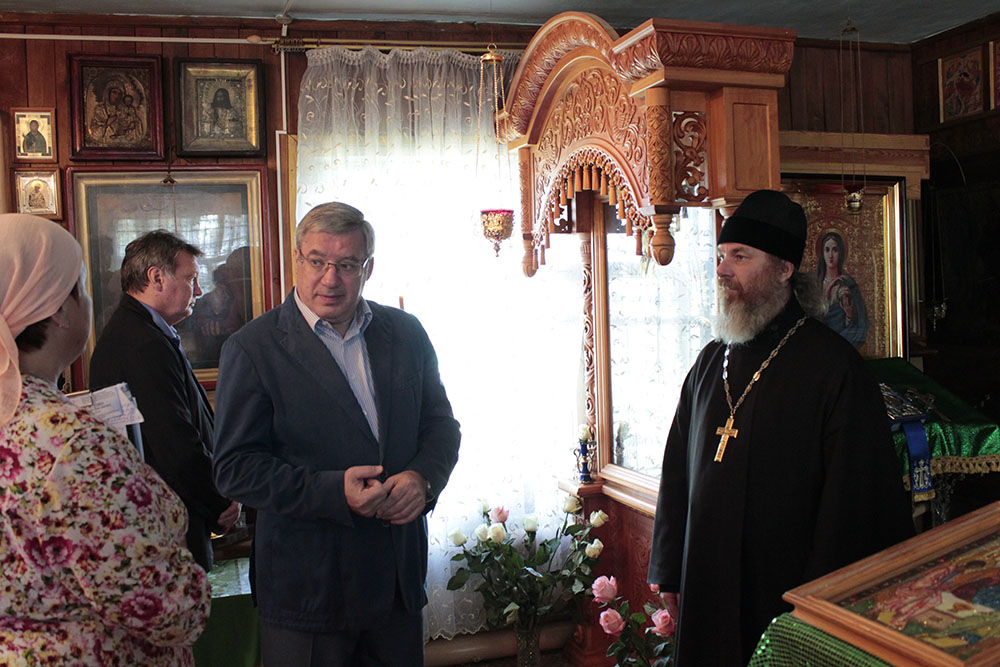 Виктор Толоконский посетил Свято-Троицкий храм в селе Казачинское